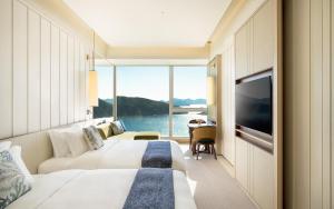 香港香港富丽敦海洋公园酒店的酒店客房设有一张床和一个大窗户