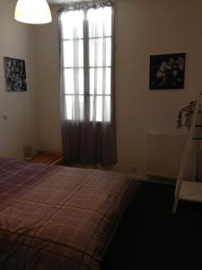 尼奥尔Appartements d'hôtes Santa Giulia的一间卧室设有一张床、一个窗口和梯子