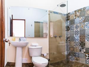 波帕扬CASA LOMA HOTEL BOUTIQUE & TERRAZA GASTRO的一间带卫生间和淋浴的浴室