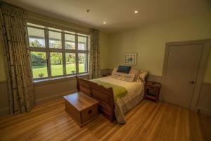 WaiparaWaipara River Estate的一间卧室设有一张床和一个大窗户