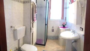 布鲁吉里奥Top Suit Centro - Guest house的浴室配有卫生间、盥洗盆和淋浴。