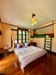 湄宏颂巴普哈多尔酒店的一间卧室配有一张带白色床单和梯子的大床