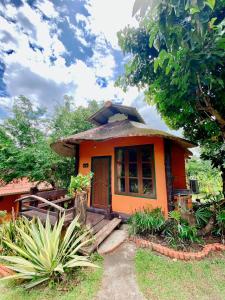 湄宏颂巴普哈多尔酒店的一座带门廊和门的橙色小房子