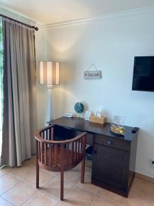 圣吕斯Studio Tropical avec vue mer dans une résidence hôtelière的一张桌子,里面配有一盏灯和一把椅子