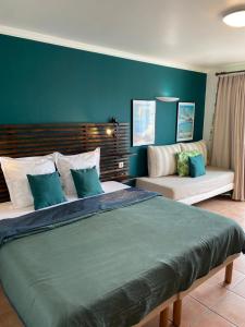 圣吕斯Studio Tropical avec vue mer dans une résidence hôtelière的一间卧室配有一张大床和一张沙发