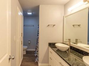 安吉利斯港PA Sea View Deck House的一间带水槽、卫生间和镜子的浴室