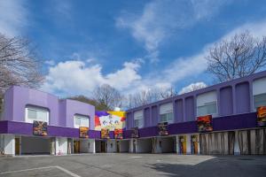 姬路Hotel Kaguya的一座带停车场的紫色建筑