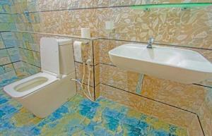 哈普特莱Leisure Mount Villa的一间带水槽和卫生间的浴室