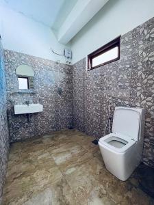 哈普特莱Leisure Mount Villa的一间带卫生间和水槽的浴室