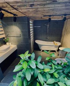 河内6Nature Bavi Retreat的带浴缸和植物的浴室