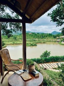 河内6Nature Bavi Retreat的一张桌子和椅子,享有河景