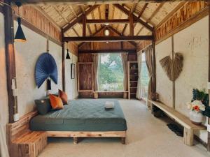 河内6Nature Bavi Retreat的木制客房内的一间卧室,配有一张床