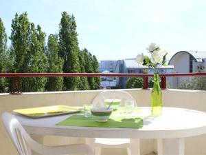 拉罗谢尔Appartement La Rochelle, 1 pièce, 2 personnes - FR-1-246-137的阳台上的白色桌子和花瓶