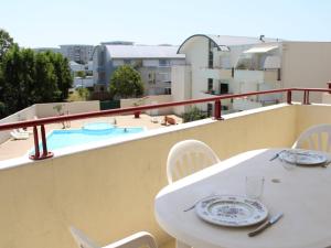 拉罗谢尔Appartement La Rochelle, 1 pièce, 2 personnes - FR-1-246-137的阳台上配有白色的桌椅