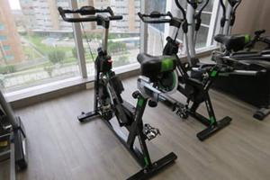 巴兰基亚Rams apartasuits en hotel 5 estrellas的健身房,室内有3辆健身自行车