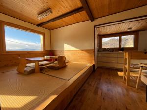 野沢Tamanegi House luxury 4 bedroom Ski Chalet的客房设有桌子和大窗户。