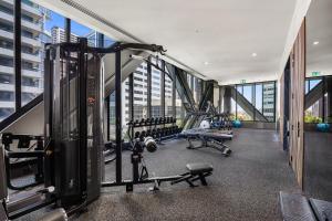 墨尔本Paragon Apartments by CLLIX的大楼内带有氧器材的健身房