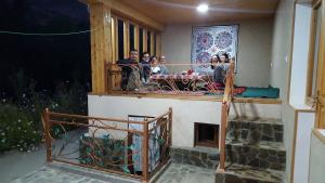 Yukary-UkhumHayat Guesthouse Nuratau Mountains的一群人坐在阳台上