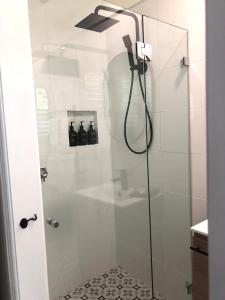 阿米代尔The Stables的带淋浴的浴室和玻璃门