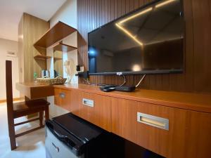 土格加劳NGN Gran Hotel的木柜上设有大电视的房间