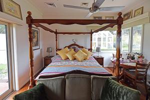 吉斯伯恩Galahad's Animal Sanctuary B&B的一间卧室配有一张带枕头的木床