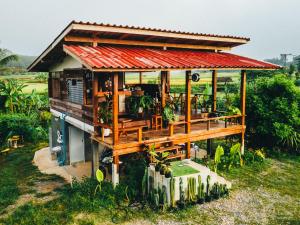 南府Na mong Homestay的一间红色屋顶的小房子