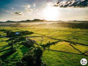 南府Na mong Homestay的背景中太阳的天空景象