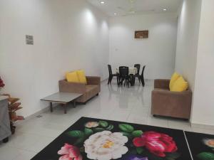 峇株巴辖HOMESTAY AT-TAQWA BATU PAHAT的带沙发和椅子的客厅以及地毯。