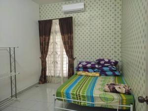 峇株巴辖HOMESTAY AT-TAQWA BATU PAHAT的一间卧室设有一张床和一个窗口
