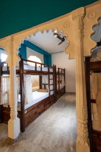 乌代浦Hostel Mantra的客房设有两张双层床和天花板。