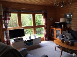 LohjaLohja cottage的客厅配有平面电视和沙发。