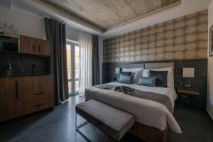 斯利马Marea Boutique Hotels的一间卧室设有一张大床和一个大窗户