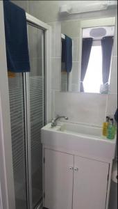 布莱克浦By the Seaside的浴室配有白色水槽和淋浴。