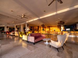 瓜埠Dayang Bay Resort Langkawi的大堂设有椅子、沙发和桌子