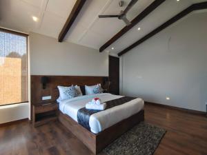 KandikhalThe Rudraksh, A Himalayan Retreat的一间卧室设有一张大床和一个大窗户
