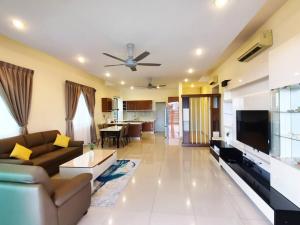 Deluxe Sunrise Suite 3 bedroom Loft B side seaview above Imago Shopping Mall