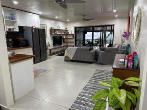 维拉港Bamboo Villa的厨房以及带沙发和桌子的客厅。