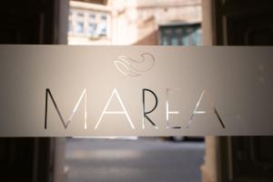 斯利马Marea Boutique Hotels的门上写有自恋的标语