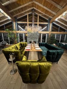 斯基希德尼萨Парк-готель Щастя的大房间设有一张桌子和绿色沙发