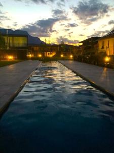 博尔扎诺New Great Apartment Bolzano with 25m pool的一大片水面,背面是日落
