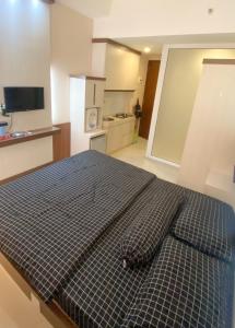 日惹Marda Room By Vivo Apartment的带厨房的客房内的一张大床