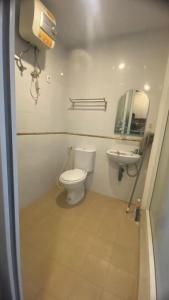 日惹Marda Room By Vivo Apartment的一间带卫生间和水槽的浴室