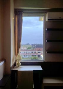 日惹Marda Room By Vivo Apartment的享有大楼景致的窗户
