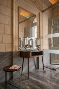 斯利马Marea Boutique Hotels的更衣室配有桌子和镜子