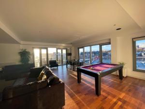 泰恩河畔纽卡斯尔Newcastle Penthouse - Sleeps 8 - City Centre - Free Parking - City Views的客厅配有台球桌