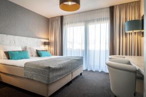 德科赫波斯查德酒店的酒店客房设有床和窗户。