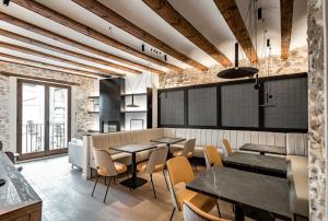 波凯兰特ABBI SUITES Casa Rural, Suites & Spa的一间在房间内配有桌椅的餐厅