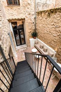波凯兰特ABBI SUITES Casa Rural, Suites & Spa的楼梯通往带桌子的石头建筑