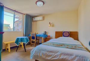 桂林隽舍精品家庭旅馆的一间卧室配有一张床、一张桌子和一个窗户。