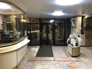 文尼察Готель Профспілковий的大厅,带玻璃门和鲜花的建筑